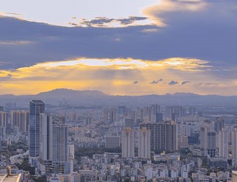 一女子跟狗卡住报警